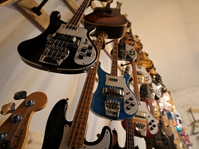 музыкальные электро и электро акустические гитары крупным планом в стильном магазине