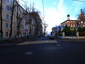 пешеходная зебра на пересечении Трехсвятительного переулка с Хитровским
