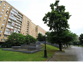 фонтан-ступеньки в красивом зеленом парке жилого квартала