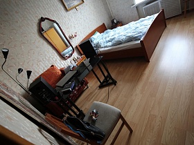 светло коричневый линолеум под дерево в спальной комнате с обоями серо сиреневого цвета сталинской квартиры