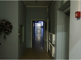 внутренние входные двери длинного серого коридора в детском саду