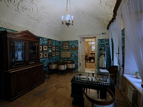 Женский кабинет в синих тонах, старинная мебель
