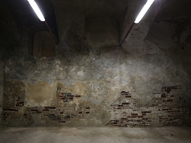 Серая, бетонная стена подземелья