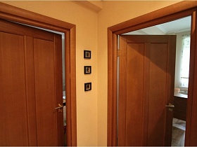 маленькие картины на стене между входными дверьми в комнаты семейной трешки сталинского двора