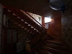 деревянная лестница с перилами, ведущая на второй этаж оригинального загородного дома для съемок кино
