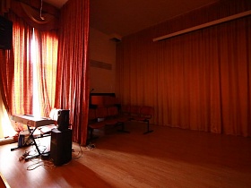 пианино за кулисами сцены в актовом зале школы