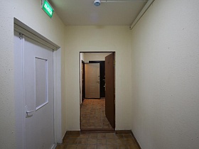 белая дверь лифта на площадке нового жилья по программе реновации