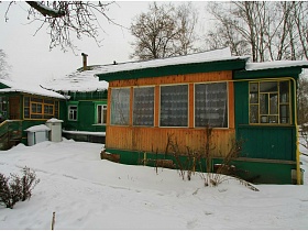 зеленый дачный домик на 2 семьи с отдельным входом