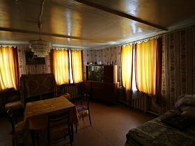 отопительная система с батареями под окнами в гостиной комнате на даче эпохи СССР