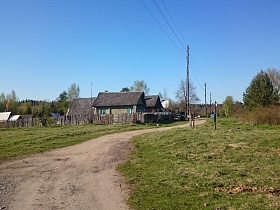 ряд домов вдоль накатанной дороги одной из улиц старой деревни 2