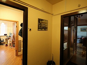 две квартиры-обычная и дорогая в общем коридоре с желтыми стенами в новострое