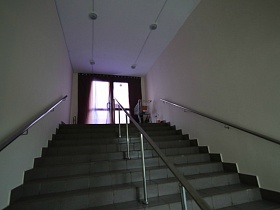 белые стены на серой лестнице с металлическими перилами
