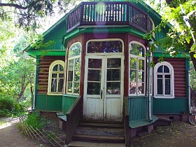 общий вид деревянной художественной дачи-музей с полукруглой террасой с перилами и арочными окнами советского времени