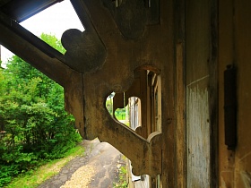 деревянные резные опоры навеса над входной дверью в старинный деревянный дом в Ногинске