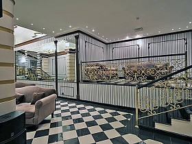 Сигарная комната на балконе, пол в клетку, шахматный пол