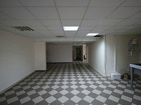 просторный светлый коридор с плиткой шахматы