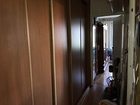 коричневый шкаф-купе с пятью раздвижными дверцами на всю стену длинной прихожей трехкомнатной квартиры в Бибирево