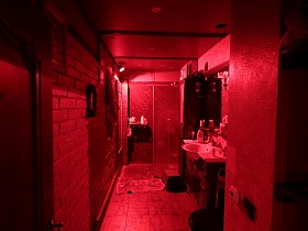 душевая комната и раковина с красной подсветкой