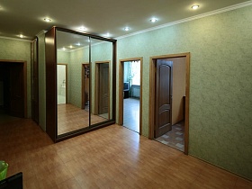 просторный холл с большим шкафом-купе с зеркальными дверцами в трехкомнатной квартире № 16