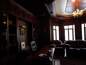 подвесная люстра в деревянном потолке кабинета