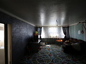 цветные шары, детские игрушки на ковровом покрытии, в прозрачной коробке, на мягком угловом диване, шведская стенка в детской комнате под ремонт семейной дачи с видом на город