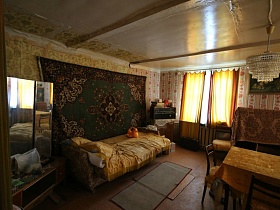дверца погреба в полу гостиной накрыт простым ковриком
