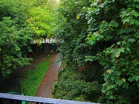 вид с балкона на дорожку в саду