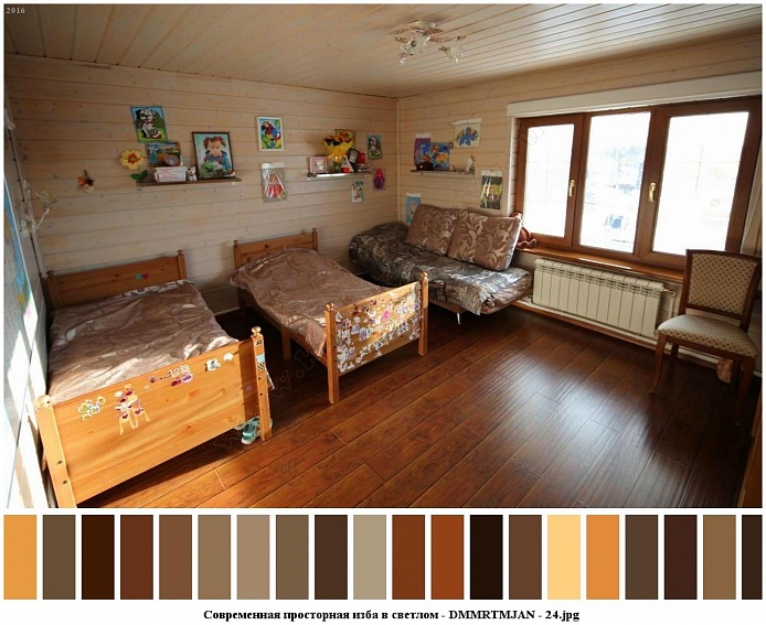 яркие детские рисунки и картинки на бежевых стенах спальной комнаты над деревянными кроватями в просторном деревянном доме