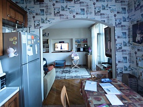 сиренево голубые обои на стенах кухни в семейной трехкомнатной квартире
