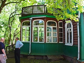 овальная терраса с перилами над верандой с арочными окнами деревянной художественной дачи-музей времен СССР