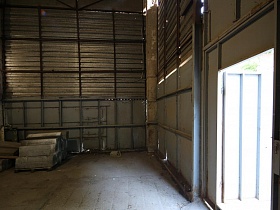 открытые высокие  двери в просторное помещение металлического ангара на лофт территории бизнес - центра