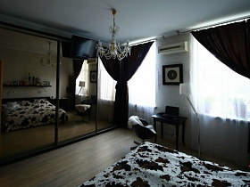 кондиционер и коричневые настенные часы между окнами с коричневыми шторами в красивой спальне современной трехкомнатной квартиры №16