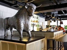 буйвол на постаменте рядом с барной стойкой