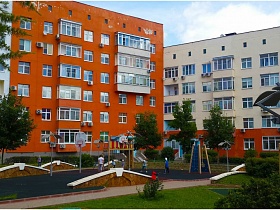 спортивная баскетбольная площадка во дворе разноцветных пятиэтажек