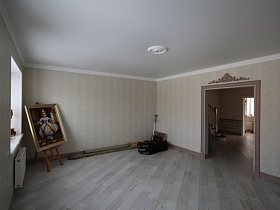 белый потолок, бежевые в полоску обои на стенах, паркетный светлый пол в гостиной после ремонта