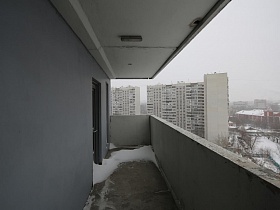 длинный плиточный балкон