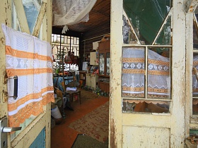 тюлевые занавески на старых деревянных окнах и двери профессорской дачи с овальной террасой эпохи СССР