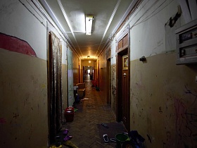 коврики с обувью у дверей жилых комнат в общем коридоре общежития
