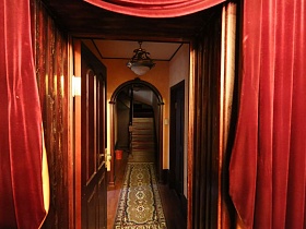 длинный коридор и арка перед лестницей