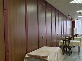 столики с белой скатертью и стульями с высокой спинкой у коричневых панельных стен просторного светлого зала столовой СССР