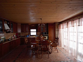 окно на всю длинную стену большой кухни деревянной дачи