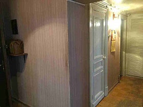 белая дверь ванны и санкомнаты в небольшом коридоре со встроенным белым шкафом кв 27