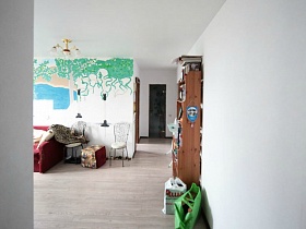 белые стены и потолок в гостиной простой семейной разрисованной квартиры