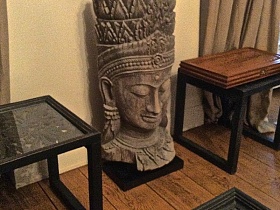 скульптура Нефертити в гостиной квартиры