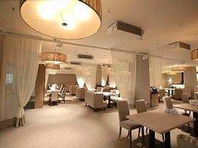 несколько залов,с ажурным занавесом в большом светлом помещении ресторана на Новой Риге