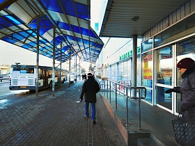 сеть торговых точек и аптек на пригородной станции с платформой под яркой крышей