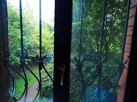 решетки с узором на окне