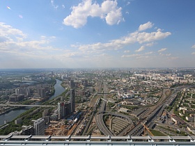 панорамный вид на город с открытой смотровой площадки на крыше современного небоскреба Москва Сити
