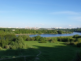 красивое историческое место с уникальной ландшафто-парковой зоной на берегу реки в Коломенское