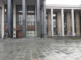 Площадь перед входом в Ленинскую Библиотеку